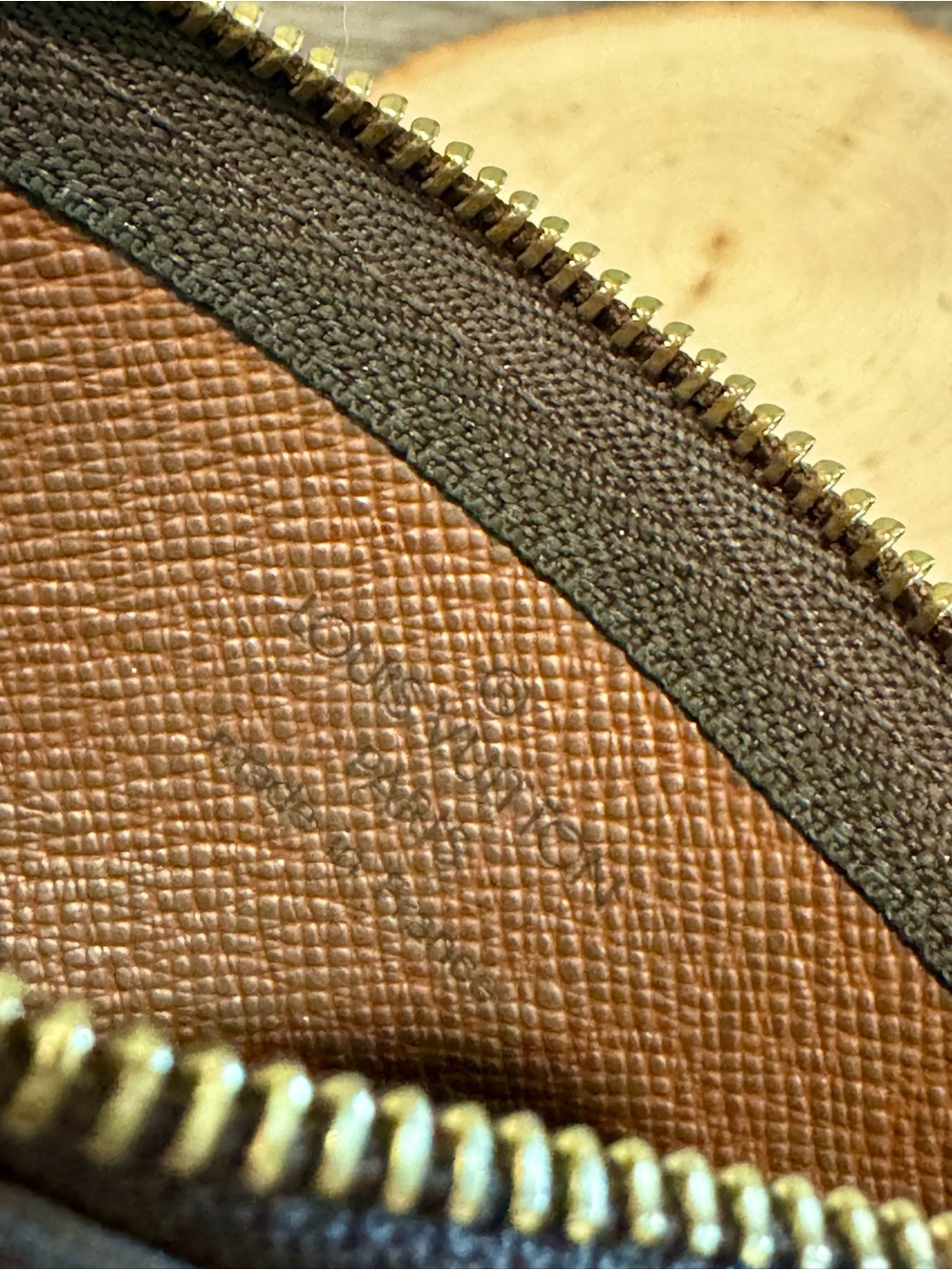 Authentic Louis Vuitton Key Pouch in Monogram canvas. Vintage LV - Picture 9 of 11